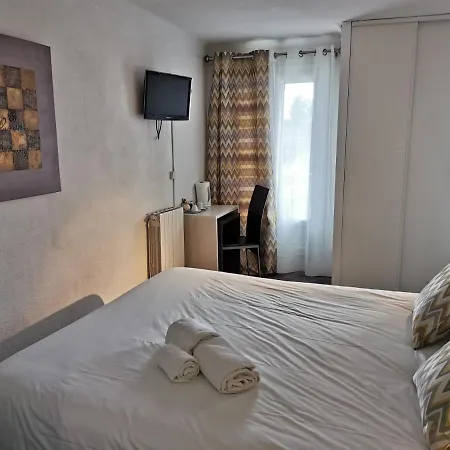 Hotel Logis Les Charmettes 3*