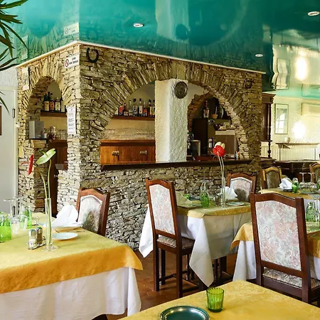 Logis Les Charmettes Hotel