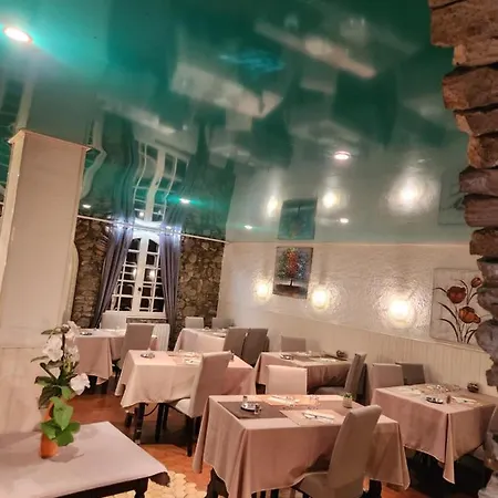Hotel Logis Restaurant Les Charmettes 3*