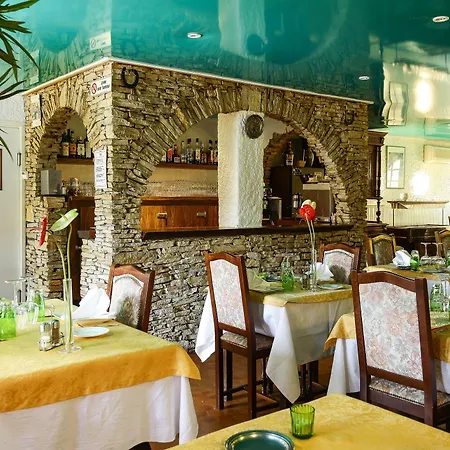 Hotel Logis Restaurant Les Charmettes