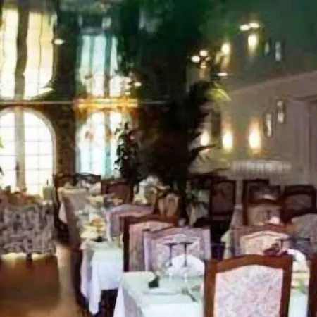 Logis Restaurant Les Charmettes מלון 3*