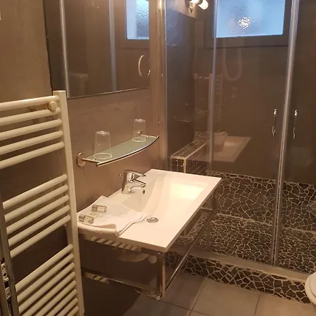 Logis Restaurant Les Charmettes Otel 3*