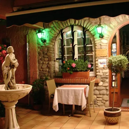Logis Restaurant Les Charmettes فندق